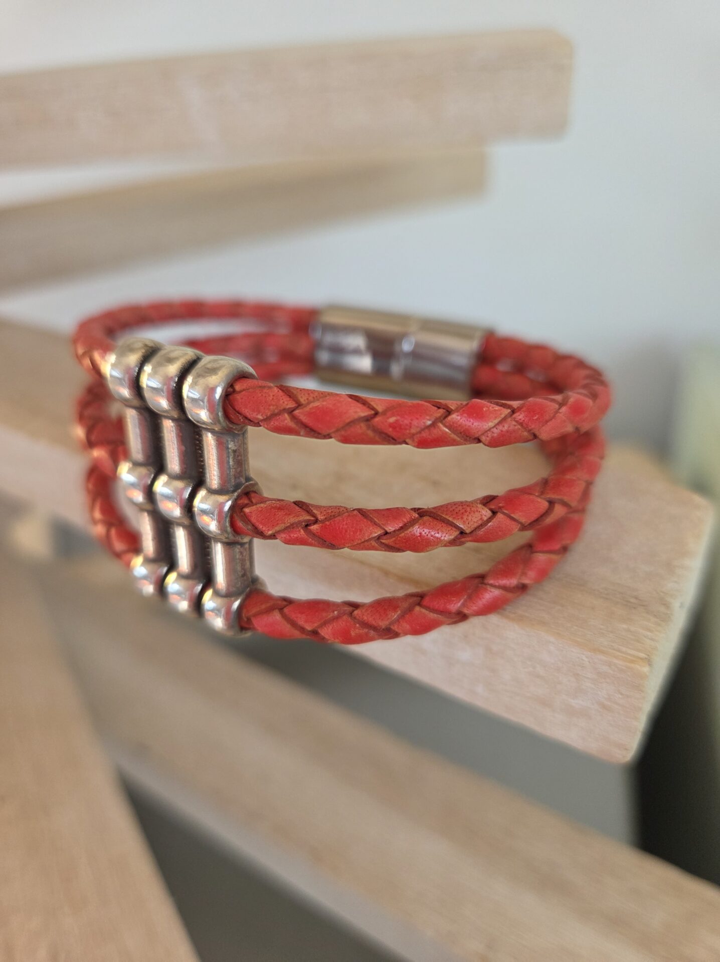 Bracelet femme cuir rond tressé rouge et passant argenté trois trous