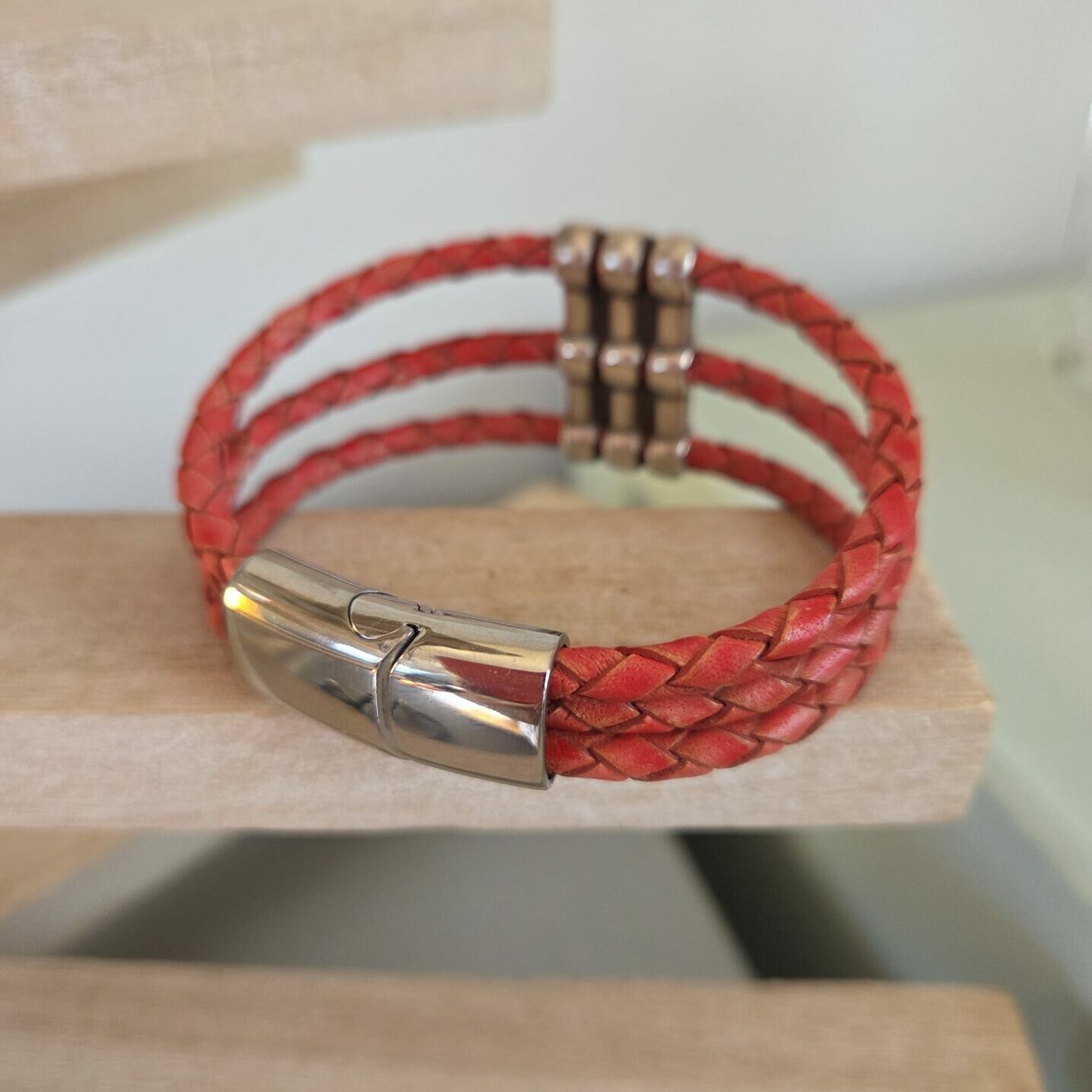 Bracelet femme cuir rond tressé rouge et passant argenté trois trous