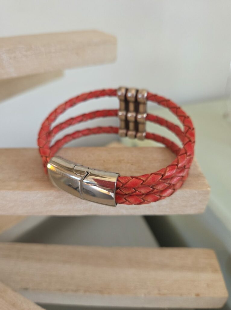Bracelet femme cuir rond tressé rouge et passant argenté trois trous