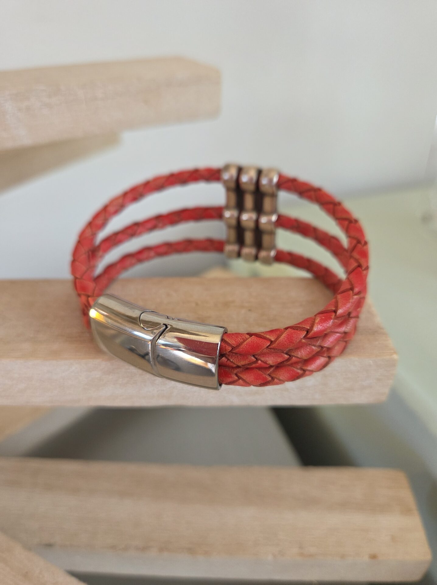 Bracelet femme cuir rond tressé rouge et passant argenté trois trous