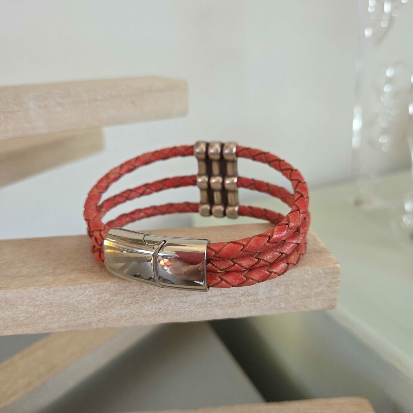 Bracelet femme cuir rond tressé rouge et passant argenté trois trous