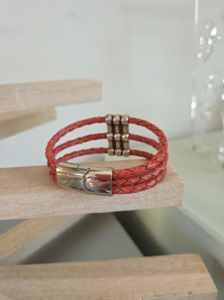 Bracelet femme cuir rond tressé rouge et passant argenté trois trous