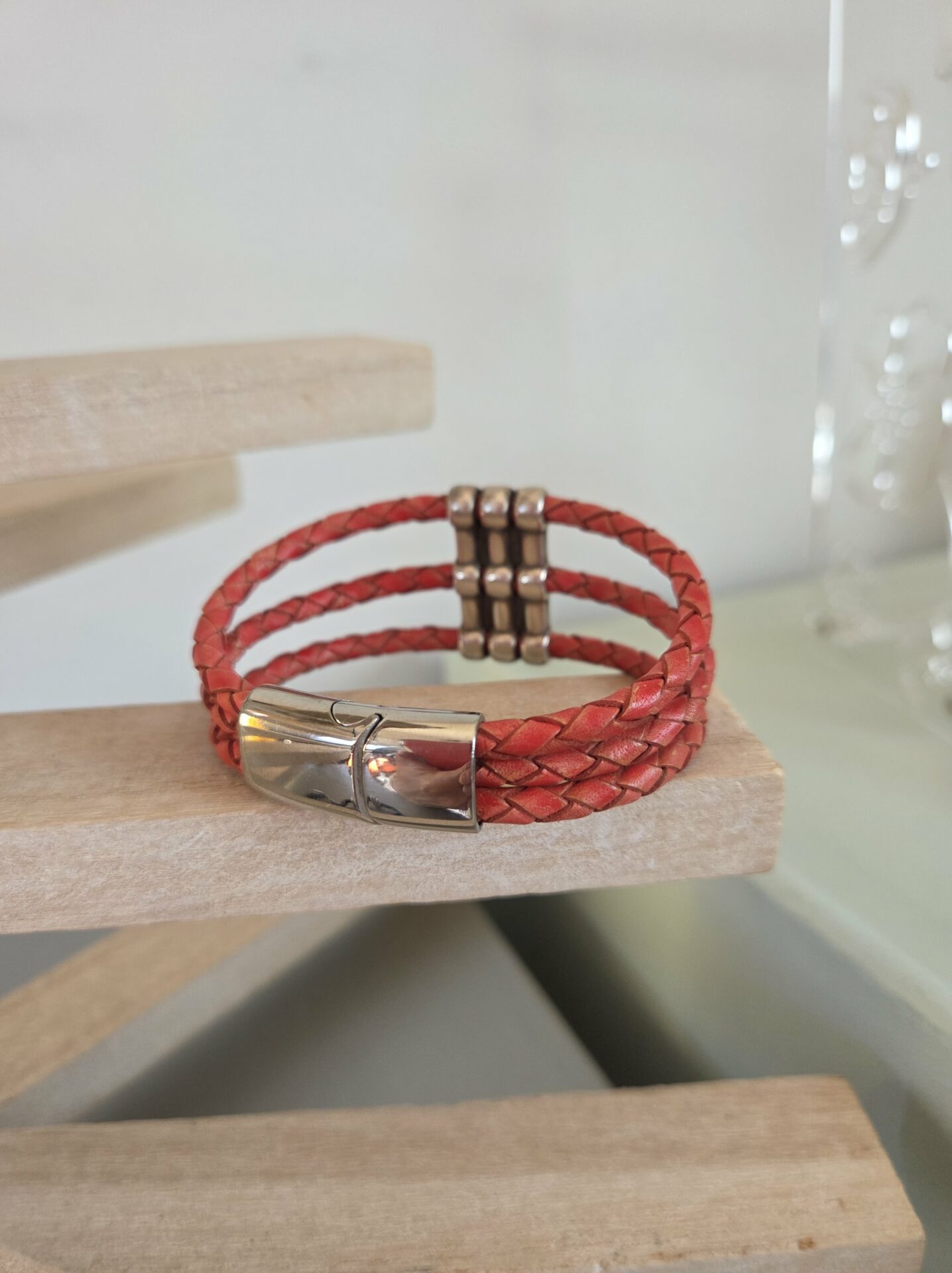 Bracelet femme cuir rond tressé rouge et passant argenté trois trous