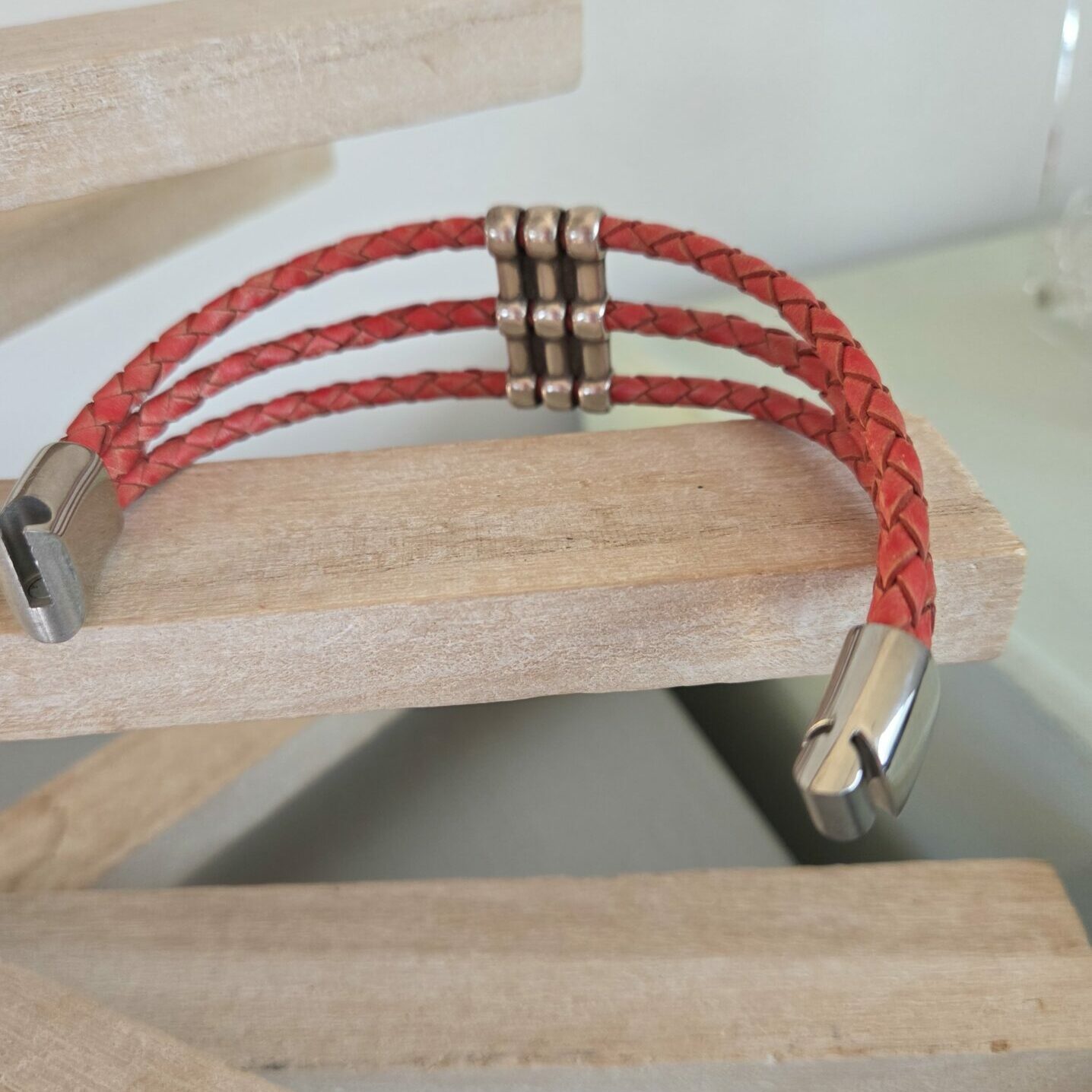 Bracelet femme cuir rond tressé rouge et passant argenté trois trous