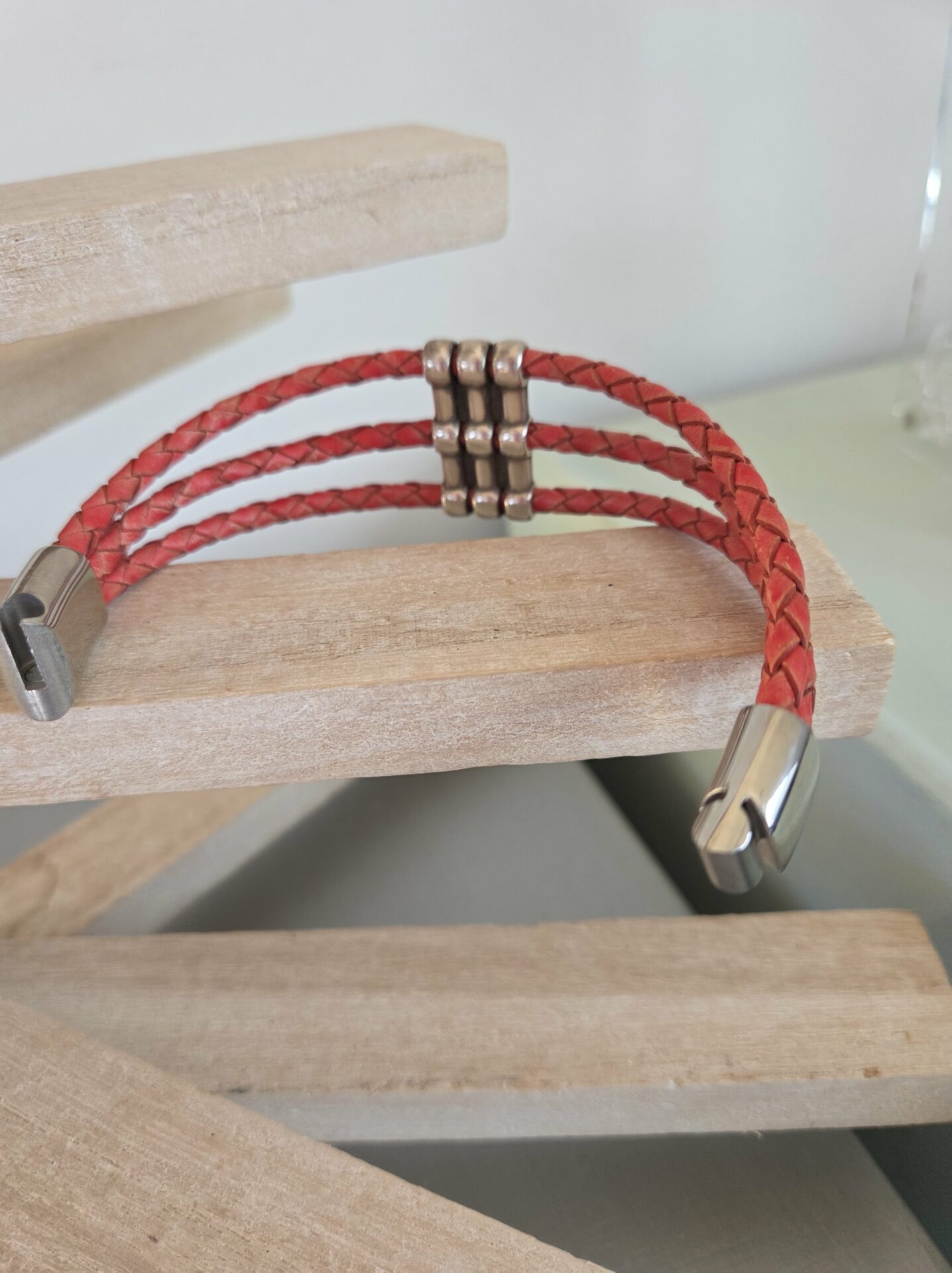 Bracelet femme cuir rond tressé rouge et passant argenté trois trous
