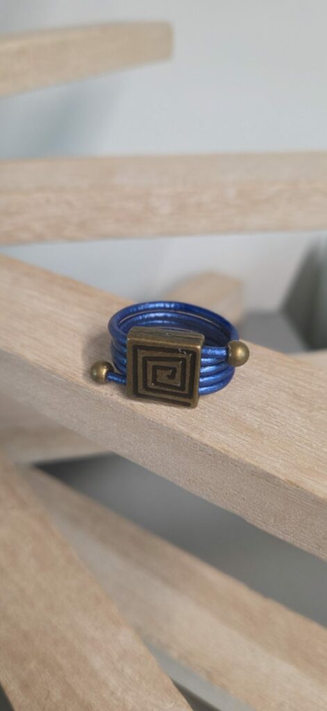 Bague femme en cuir rond bleu et passant carré bronze
