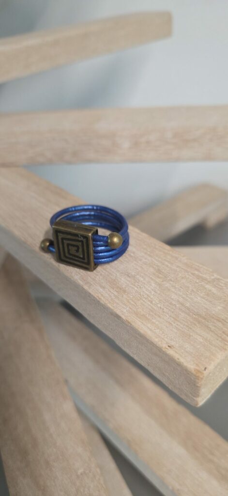 Bague femme en cuir rond bleu et passant carré bronze