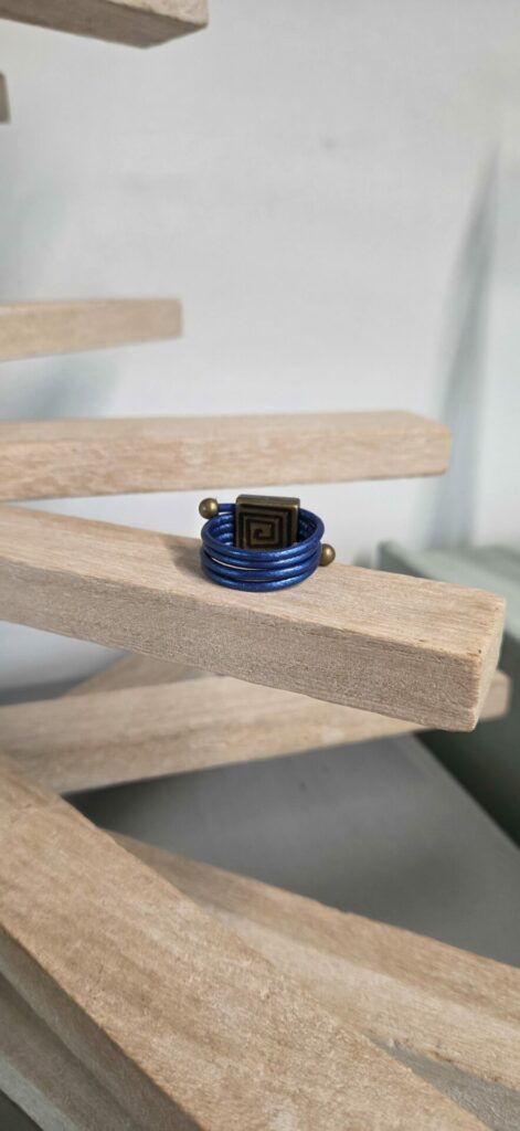 Bague femme en cuir rond bleu et passant carré bronze