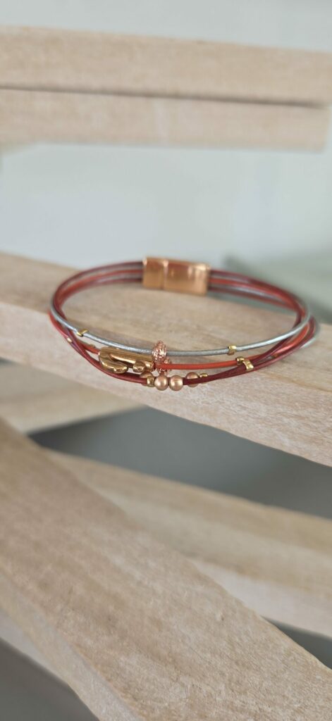 Bracelet femme, ado en cuir fin rond et ses perles dorées