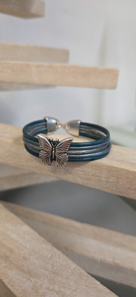Bracelet enfant en cuir rond 2mm et papillon argenté