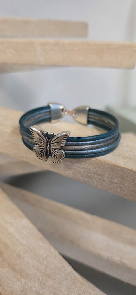 Bracelet enfant en cuir rond 2mm et papillon argenté