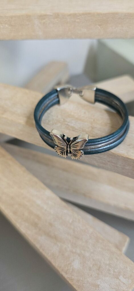 Bracelet enfant en cuir rond 2mm et papillon argenté