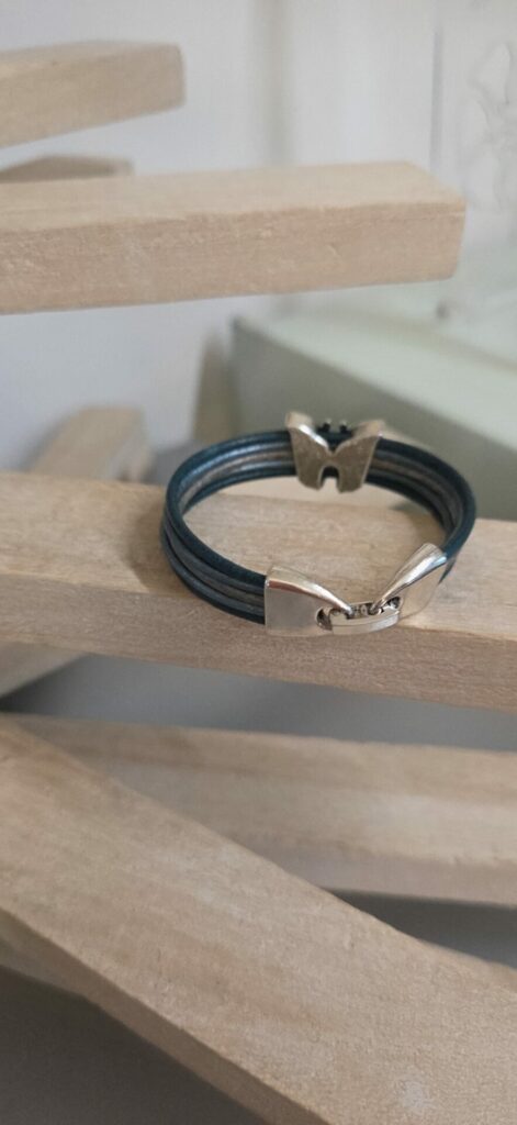 Bracelet enfant en cuir rond 2mm et papillon argenté