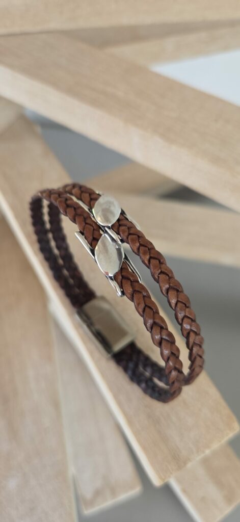 Bracelet homme en cuir tressé plat marron et marron et passants argentés