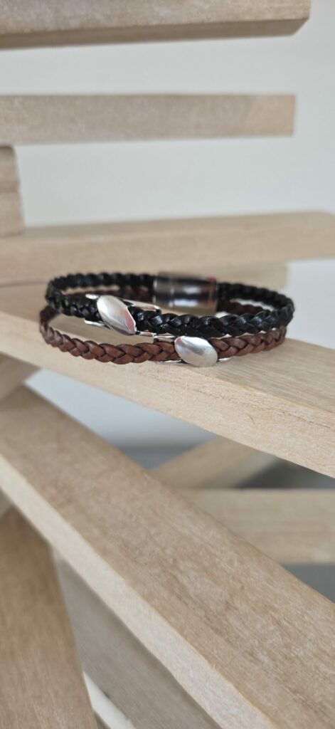 Bracelet homme en cuir tressé plat noir et marron et passants argentés