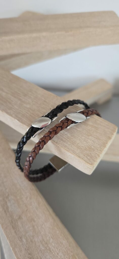 Bracelet homme en cuir tressé plat noir et marron et passants argentés