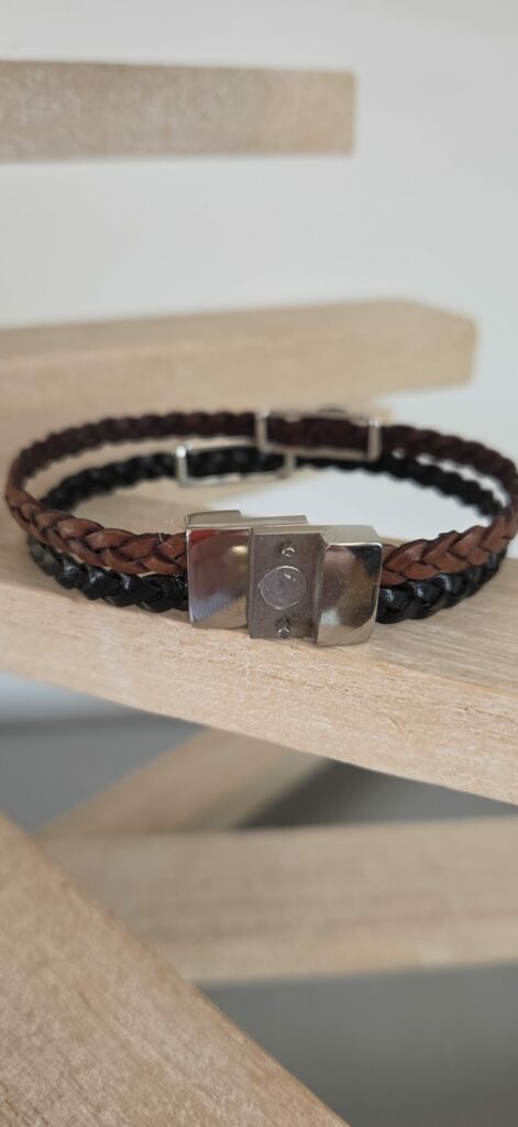 Bracelet homme en cuir tressé plat noir et marron et passants argentés