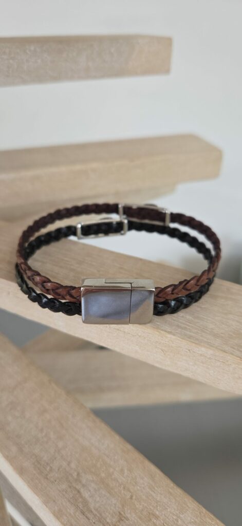 Bracelet homme en cuir tressé plat noir et marron et passants argentés