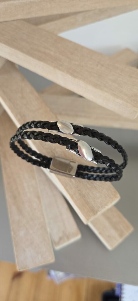 Bracelet homme en cuir tressé plat noir et passants argentés