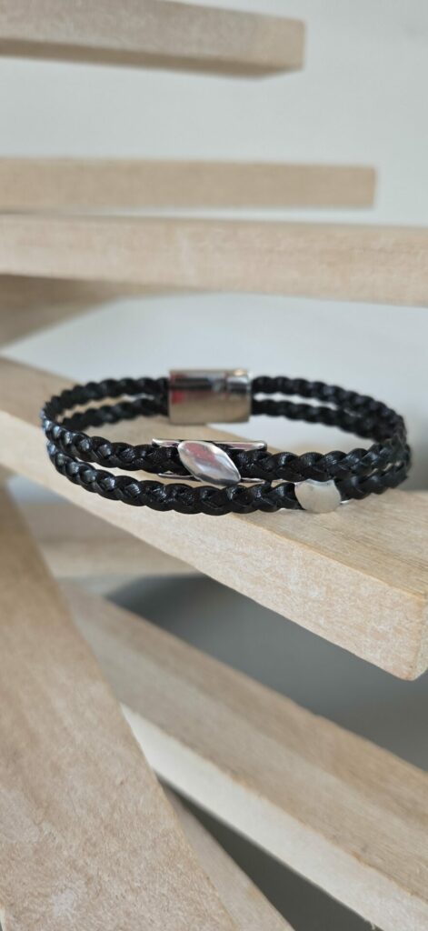 Bracelet homme en cuir tressé plat noir et passants argentés