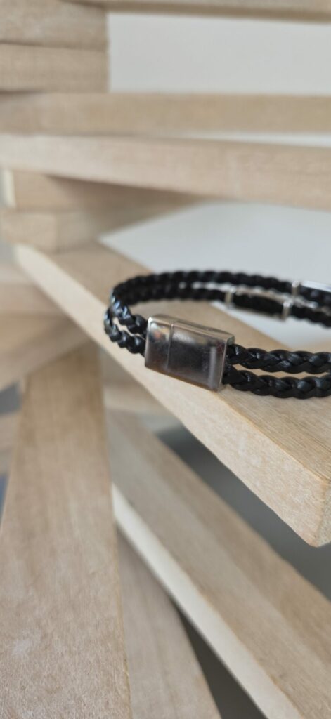 Bracelet homme en cuir tressé plat noir et passants argentés