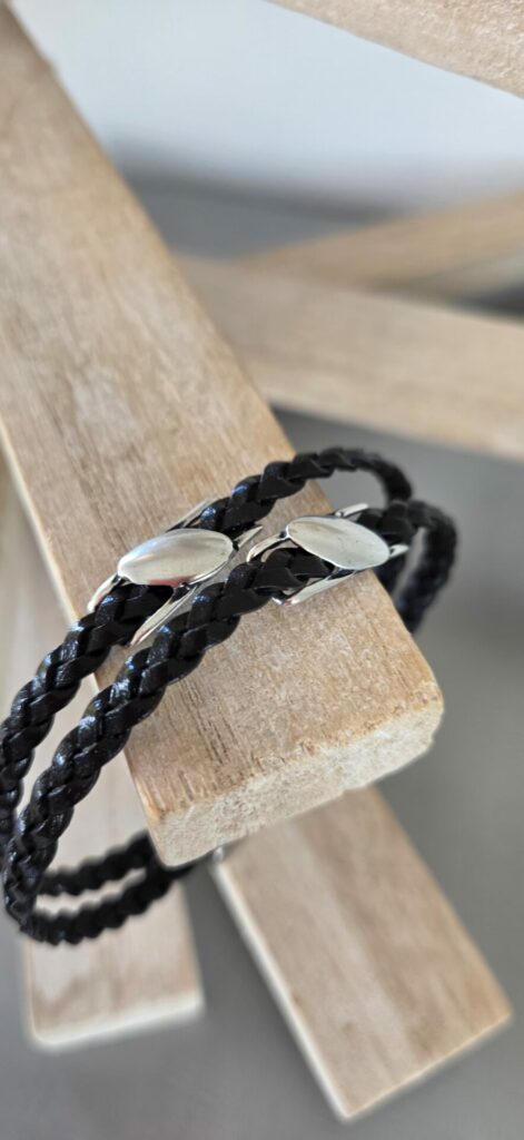 Bracelet homme en cuir tressé plat noir et passants argentés