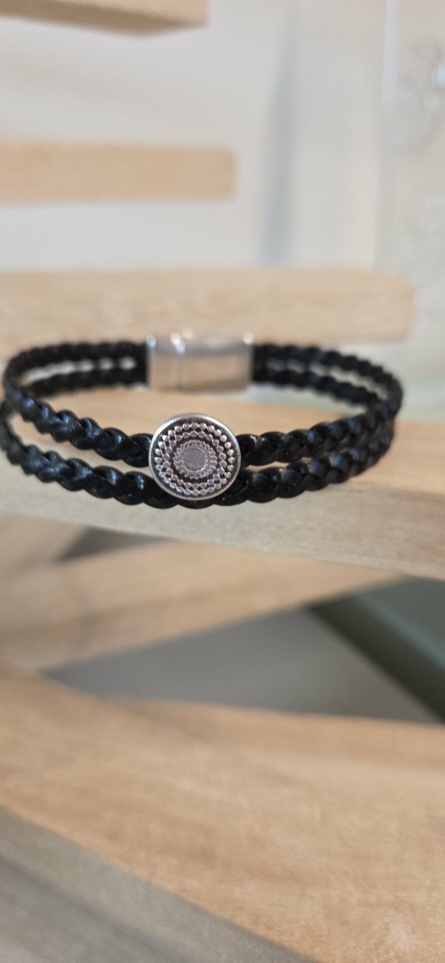 Bracelet homme en cuir tressé noir et passant rond argenté – Image 2