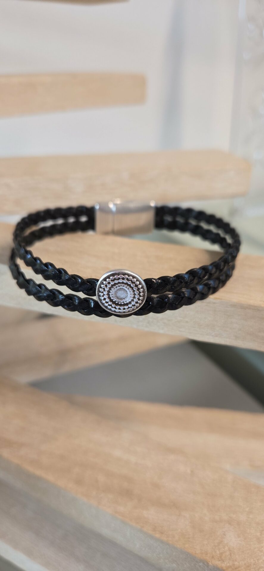 Bracelet homme en cuir tressé noir et passant rond argenté – Image 1