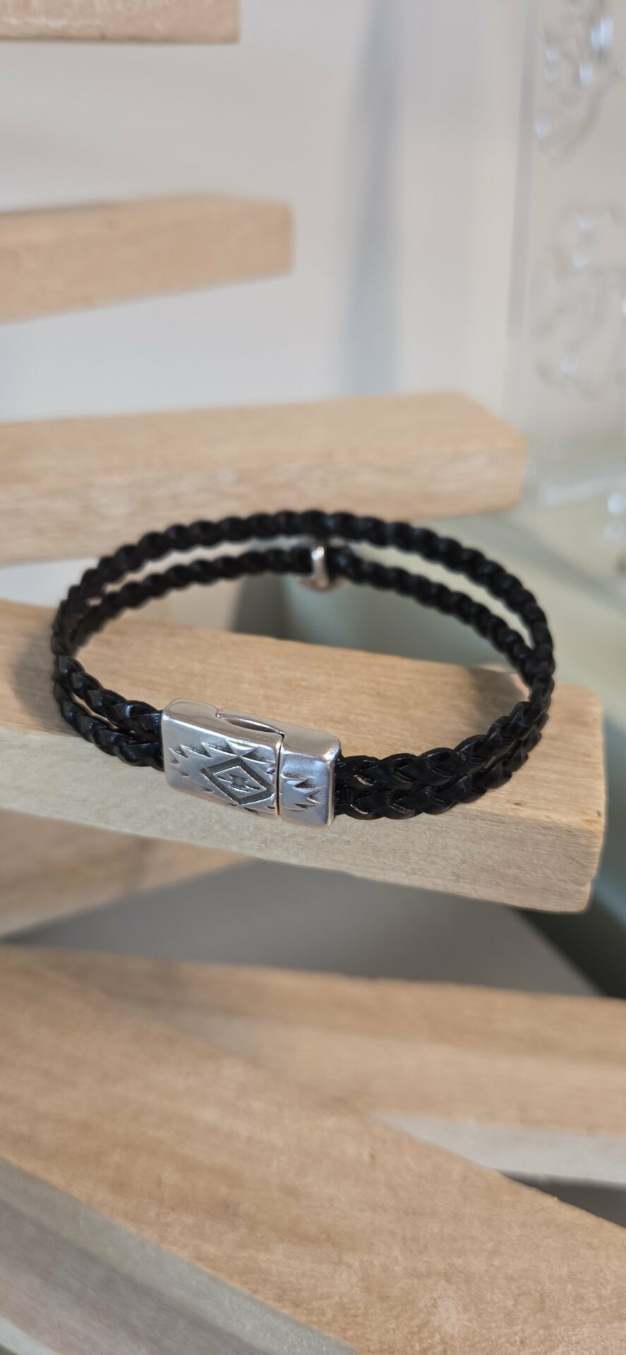 Bracelet homme en cuir tressé noir et passant rond argenté – Image 3