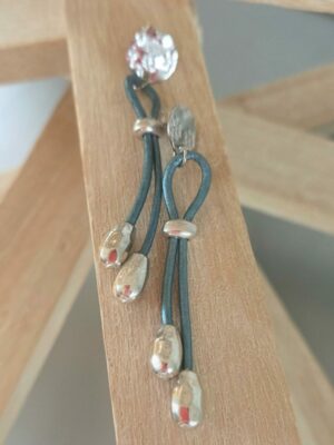 Boucles d'oreilles femme cuir rond bleu métallisé et perles de riz