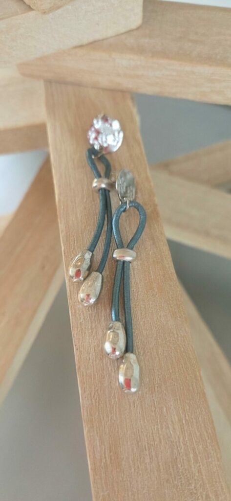 Boucles d'oreilles femme cuir rond bleu métallisé et perles de riz