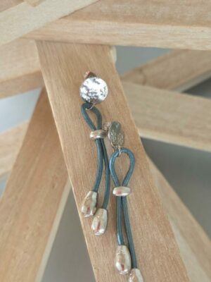 Boucles d'oreilles femme cuir rond bleu métallisé et perles de riz