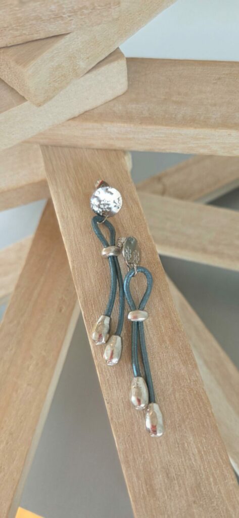 Boucles d'oreilles femme cuir rond bleu métallisé et perles de riz