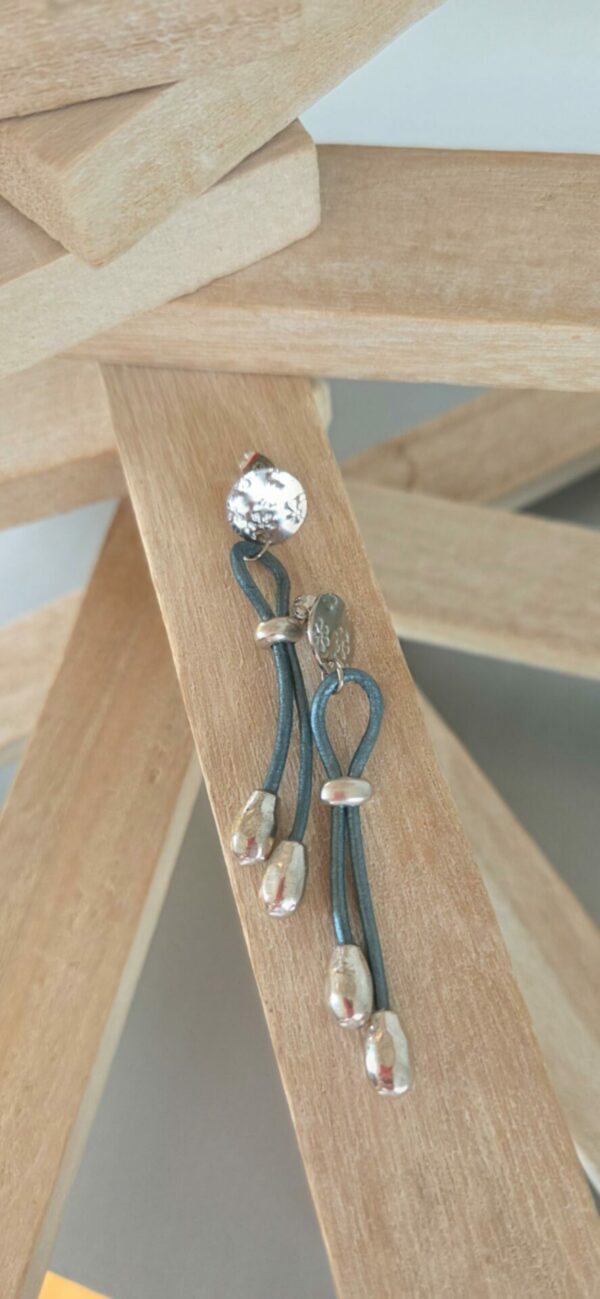 Boucles d'oreilles femme cuir rond bleu métallisé et perles de riz