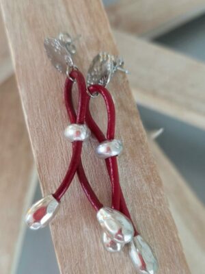 Boucles d'oreilles femme cuir rond rouge et perles de riz