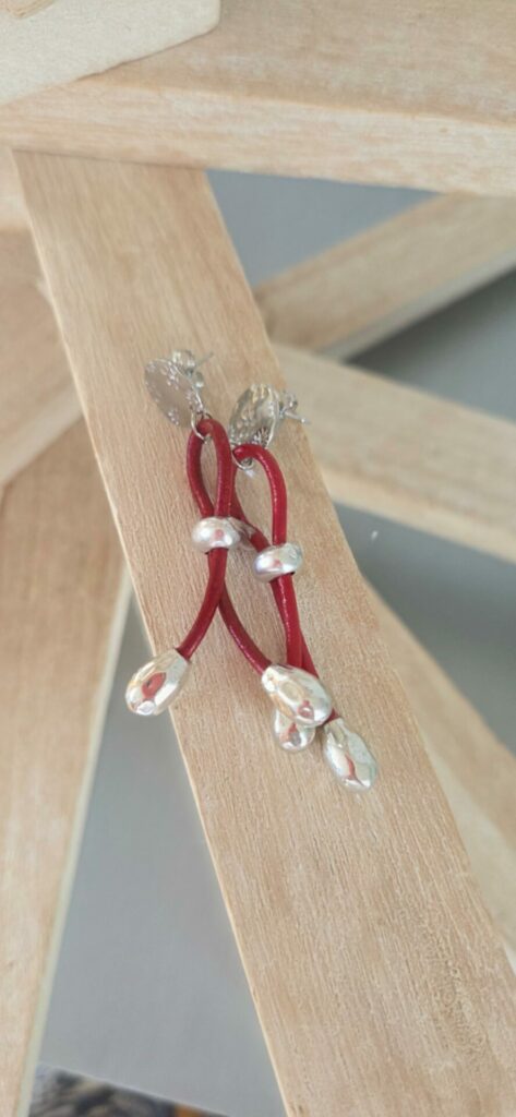 Boucles d'oreilles femme cuir rond rouge et perles de riz