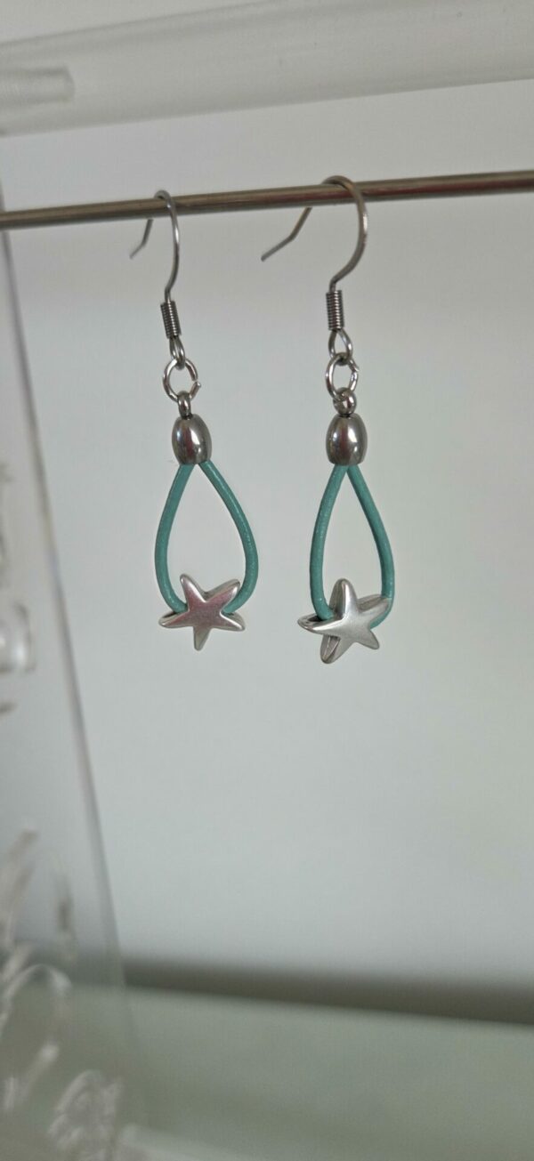 Boucles d'oreilles femme en cuir rond bleu et étoile argentée