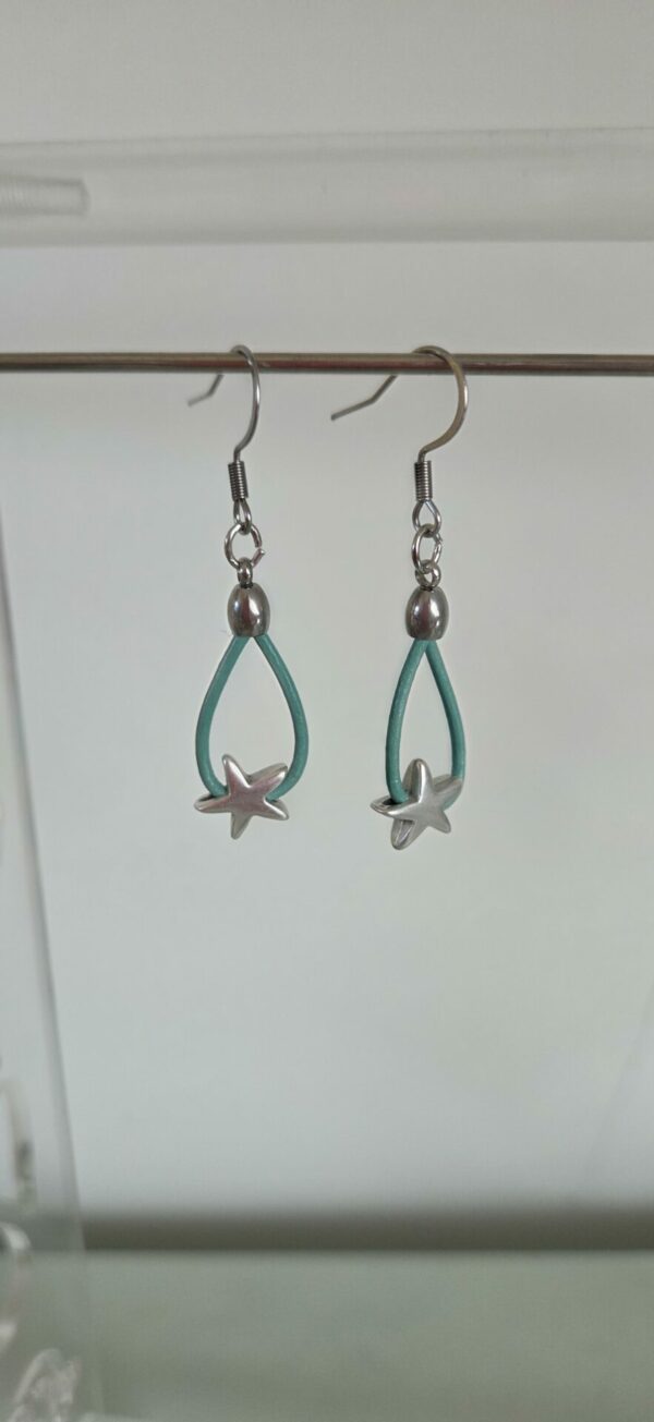 Boucles d'oreilles femme en cuir rond bleu et étoile argentée