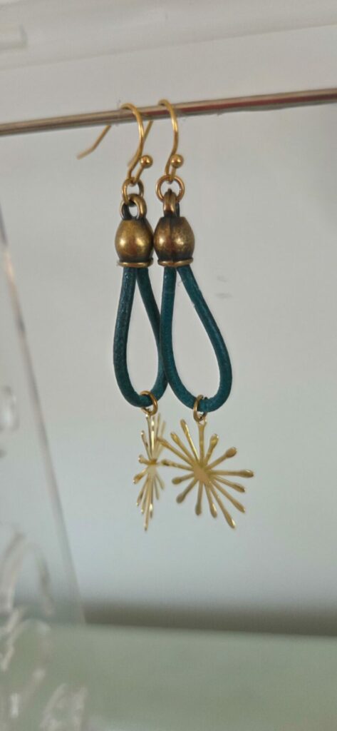 Boucles d'oreilles femme cuir rond bleu vert turquoise et étincelle dorée