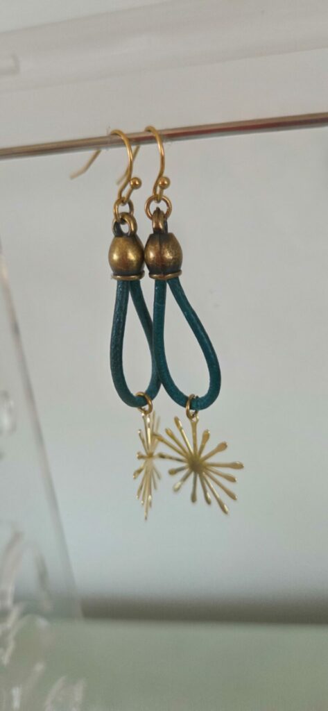 Boucles d'oreilles femme cuir rond bleu vert turquoise et étincelle dorée