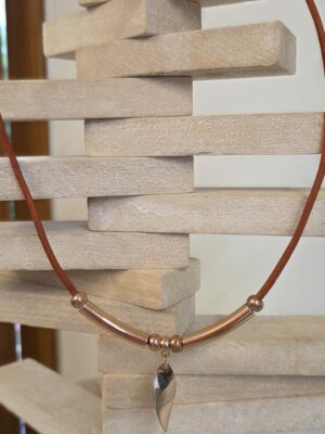 Collier cuir orange et son ellipse