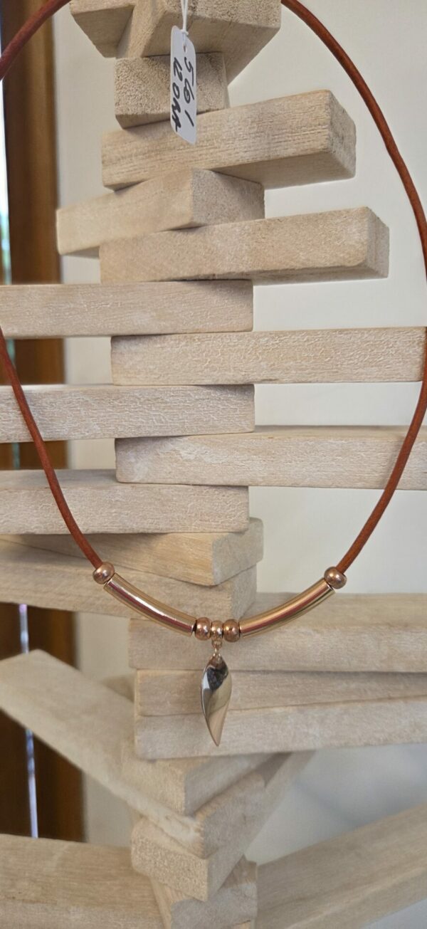 Collier cuir orange et son ellipse