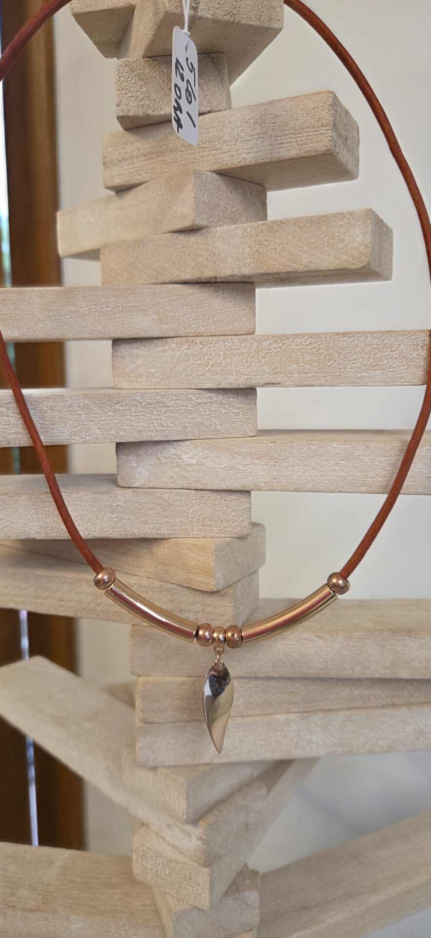 Collier cuir orange et son ellipse