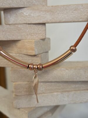 Collier cuir orange et son ellipse