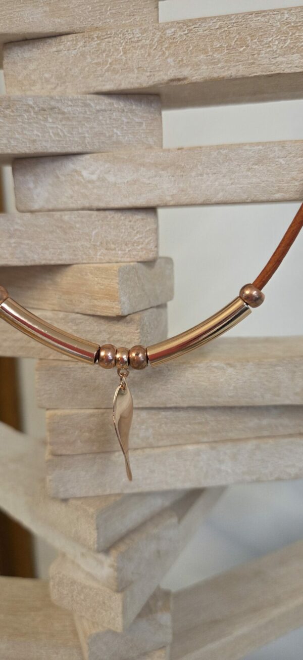 Collier cuir orange et son ellipse