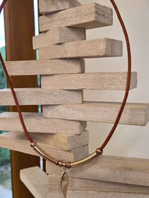 Collier cuir orange et son ellipse