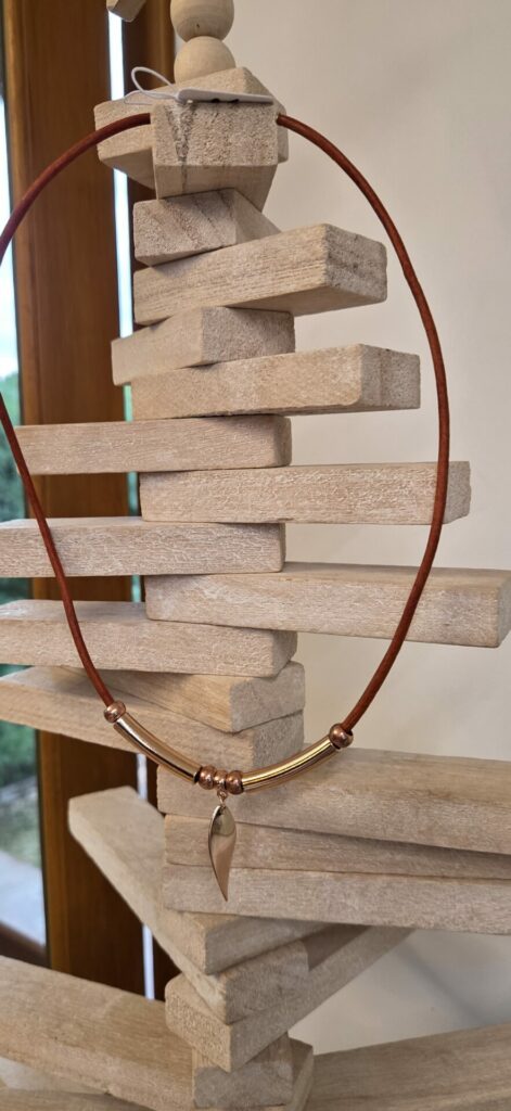 Collier cuir orange et son ellipse