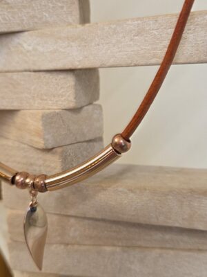 Collier cuir orange et son ellipse