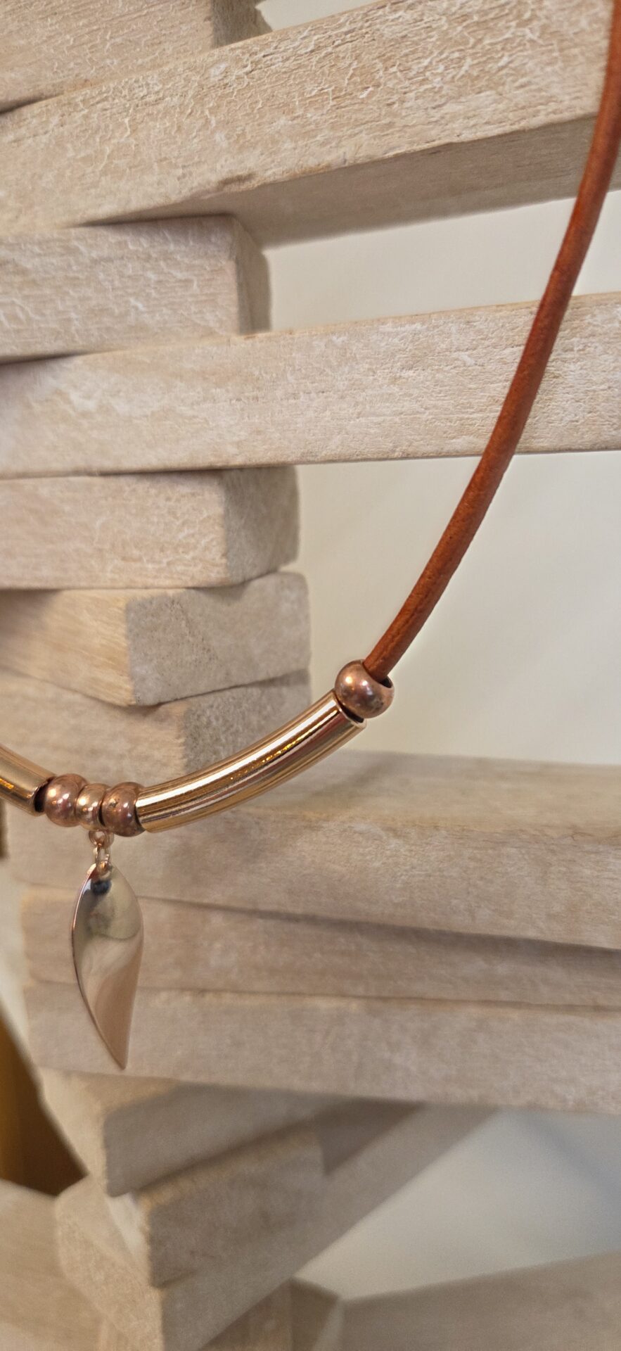 Collier cuir orange et son ellipse