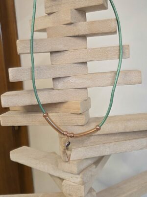 Collier femme cuir rond 3mm vert métallisé, pendentif, tubes et perles or rose